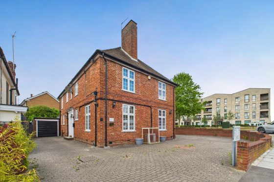 Pangbourne Drive